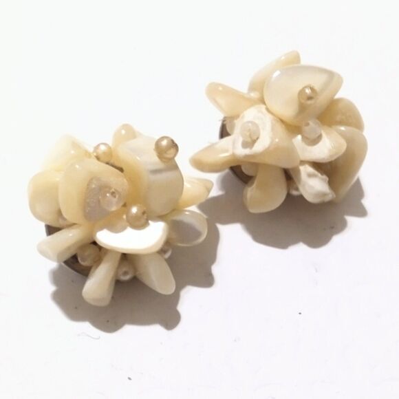 Vintage Mid Century Mother of Pearl Bead Cluster Clip Earrings - Picture 2 of 4